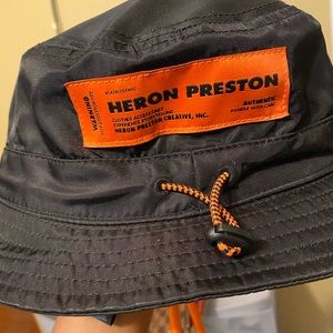 Heron Preston
Logo Drawstring Bucket Hat